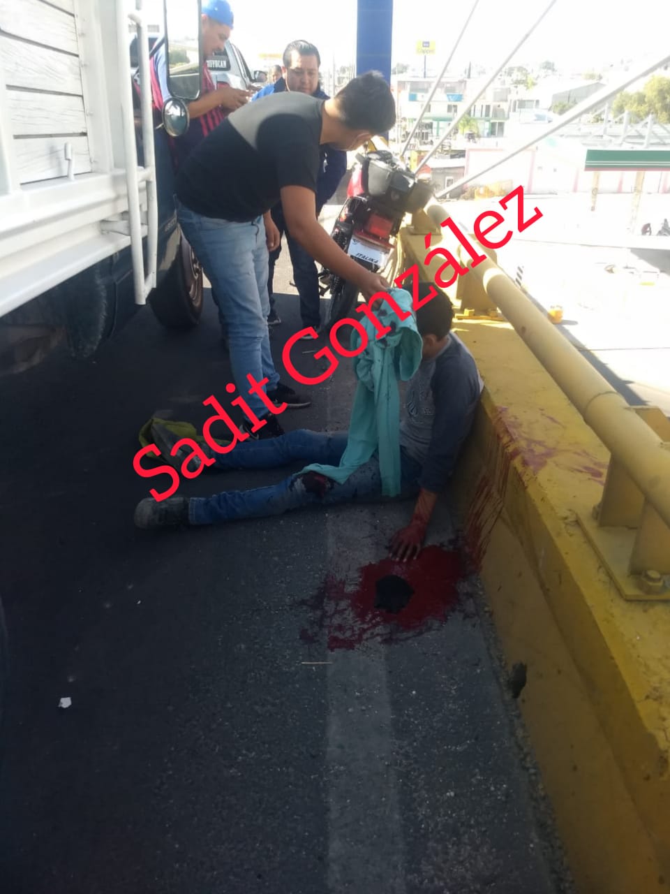 Motociclista se salva de milagro al estamparse contra una camioneta en Tecamachalco
