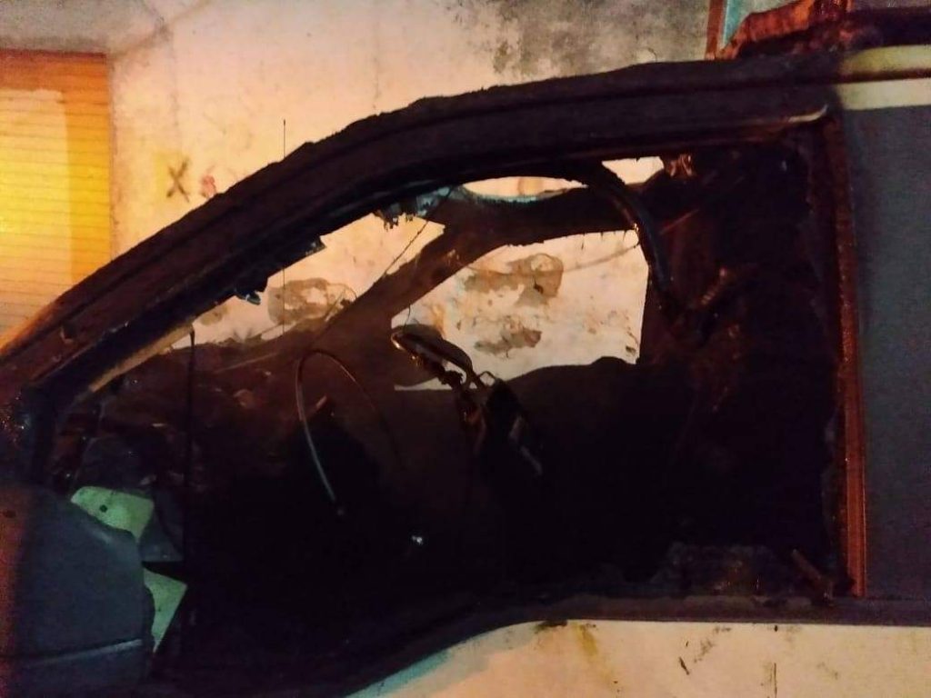 Vándalos le prenden fuego a patrulla en Libres