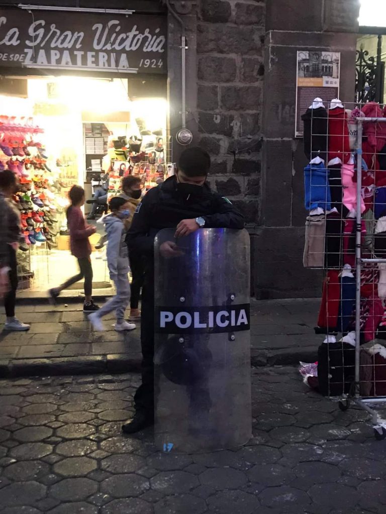 Policía municipal deja escapar a depravado que manoseó a una mujer