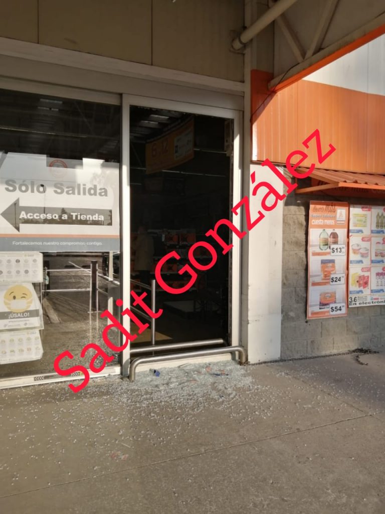 Cinco sujetos dan cristalazo a Chedraui Xonaca