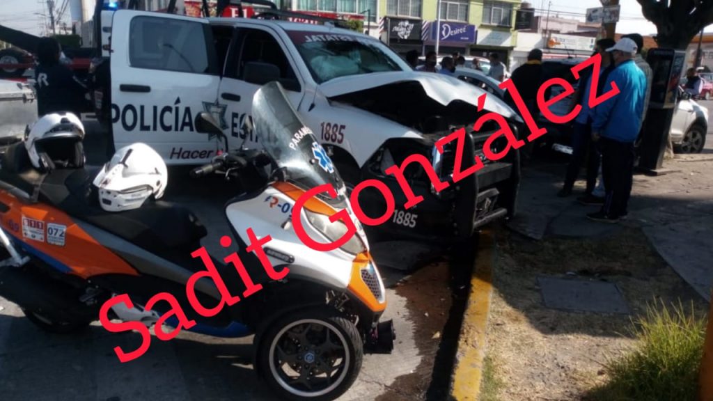 Choca patrulla de la Policía Estatal contra vehículo particular en la Colonia Volcanes