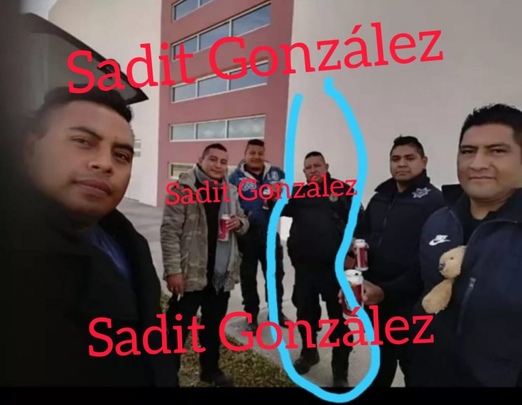 Policías de Amozoc se ponen a chelear…con uniforme y en público