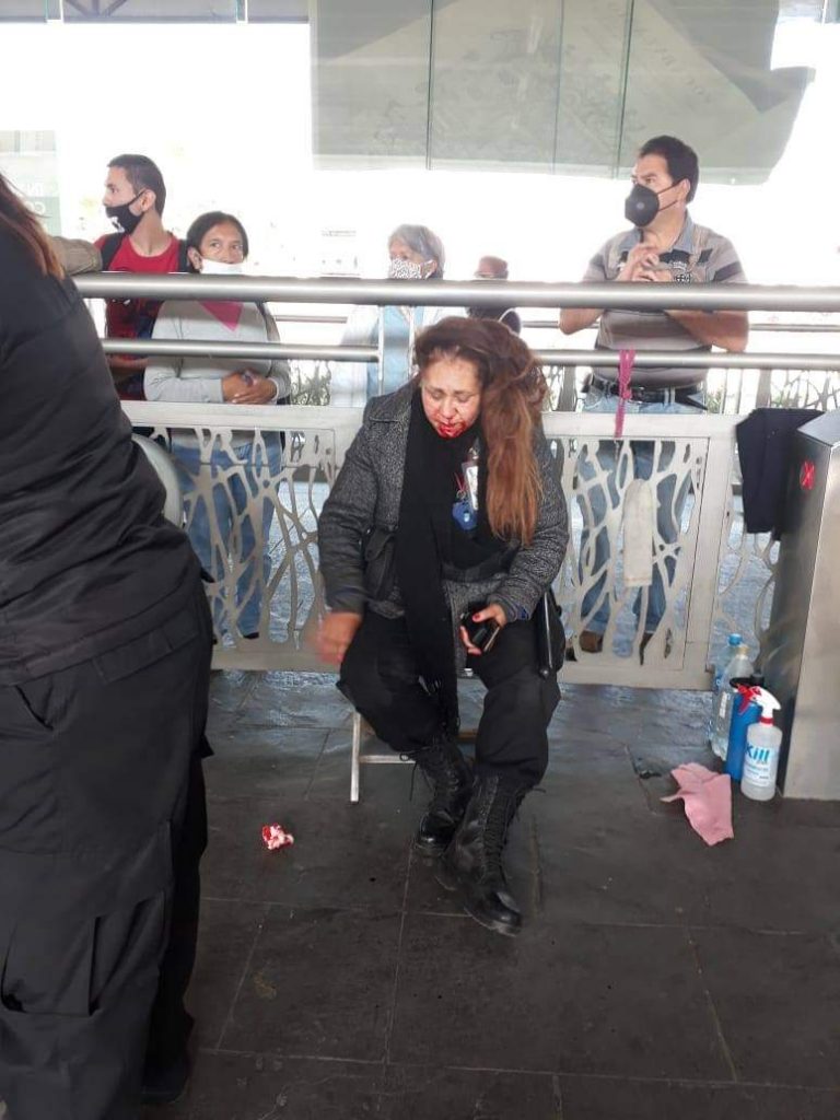 Cobardes sujetos golpean a mujer guardia de seguridad de Ruta en la 11 sur