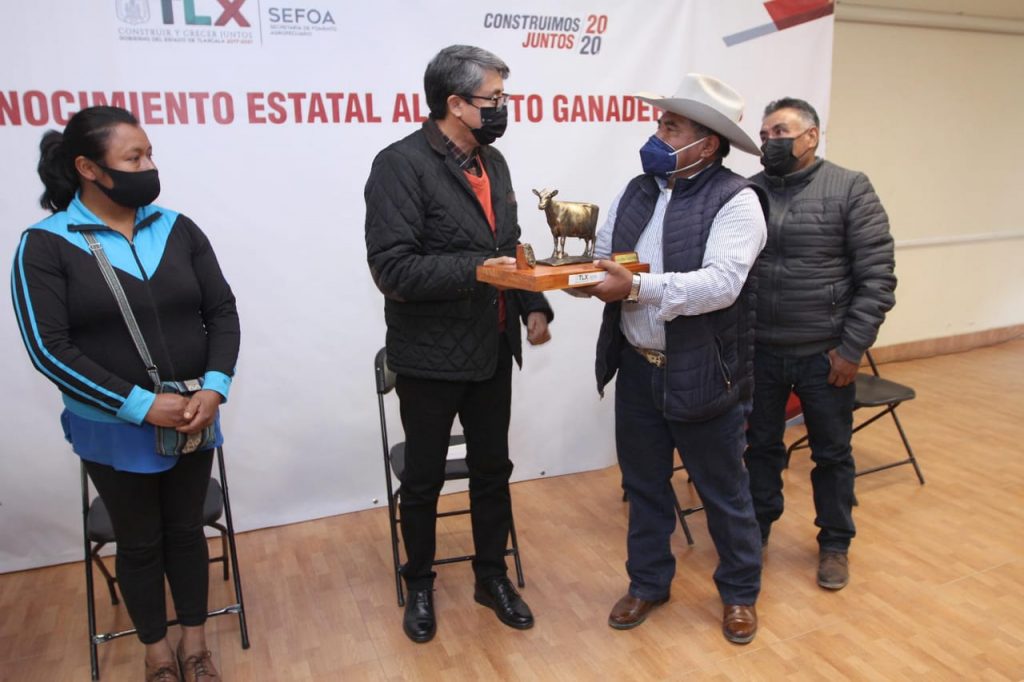 Sefoa entrega reconocimiento al “Mérito Ganadero”