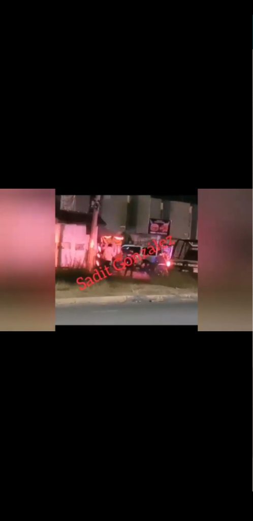 Video desde Puebla: Policías en la patrulla 909 de la SSC se quedan impávidos mientras es atacado con desarmador un vendedor de hamburguesas