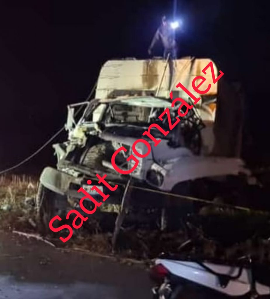 Un muerto, saldo de volcadura de camión de basura en Tepeaca