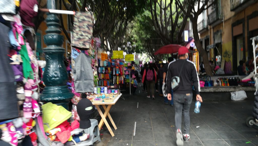 Video desde Puebla: Ambulantes rompen filtros sanitarios e invaden la calle 5 de mayo