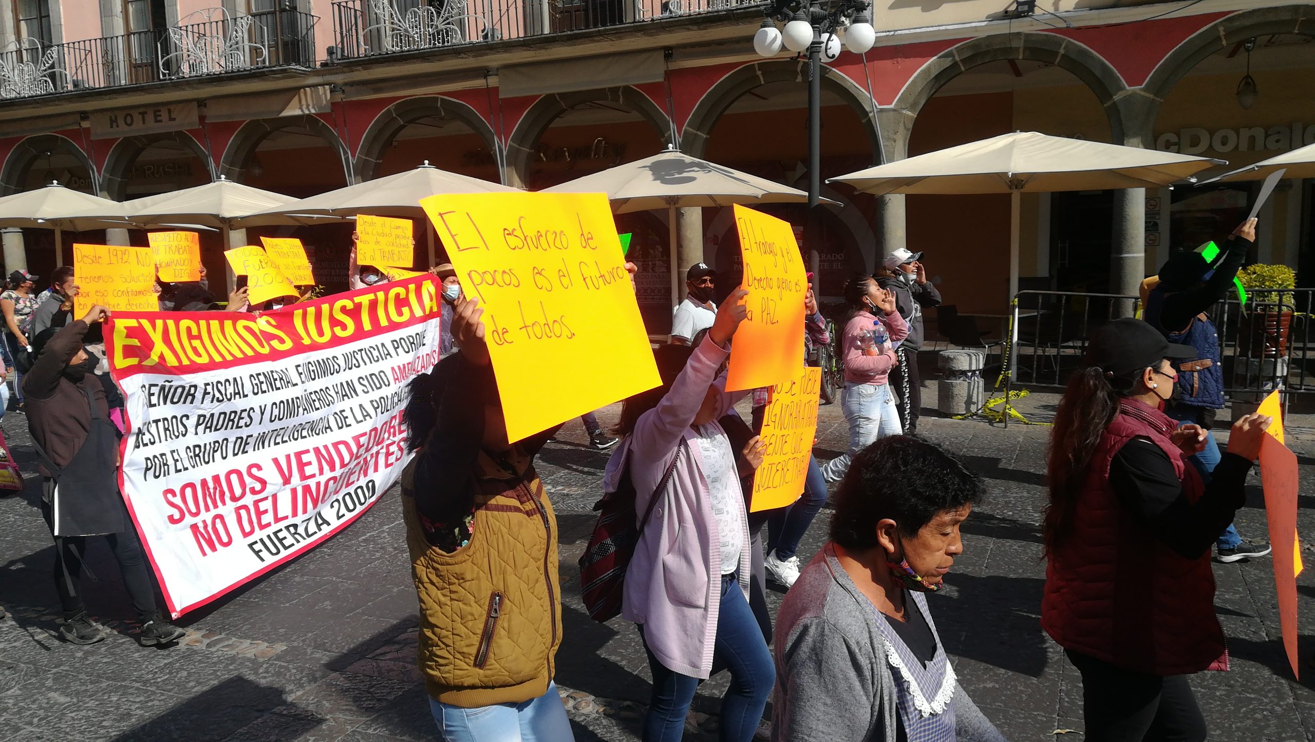 Ambulantes de Fuerza 2000 solicitan apoyo a Claudia Rivera