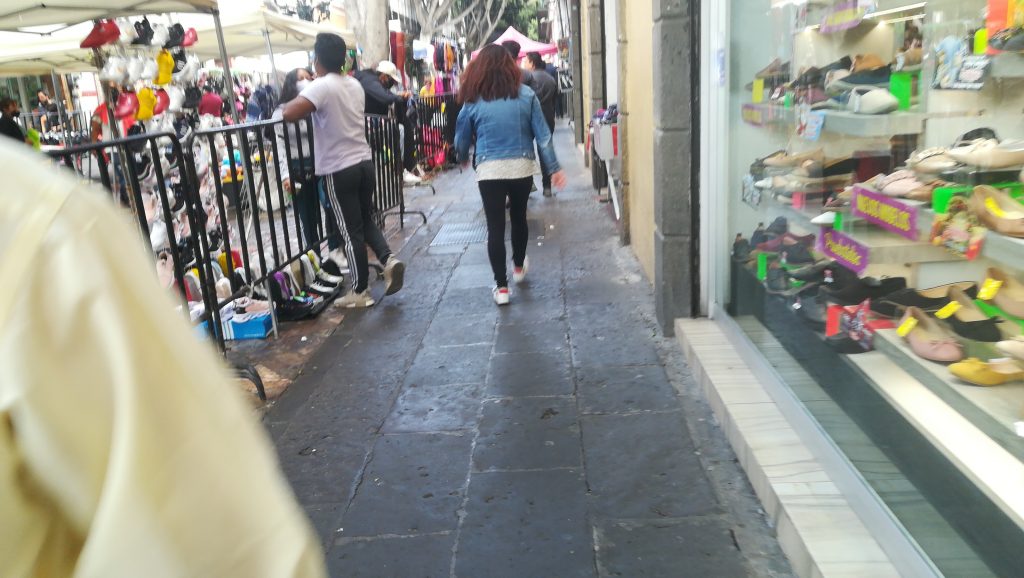 Video desde Puebla: Comercio establecido pide al ayuntamiento de Puebla orden en la 5 de mayo 