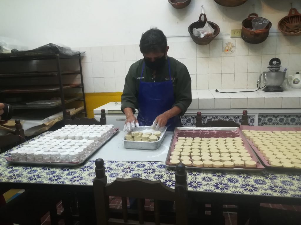 Video desde Puebla: Venta de polvorones sevillanos baja 70% en la capital, acusa Emilio Quintana, dueño de la tienda de dulces mexicanos “El Colibrí”