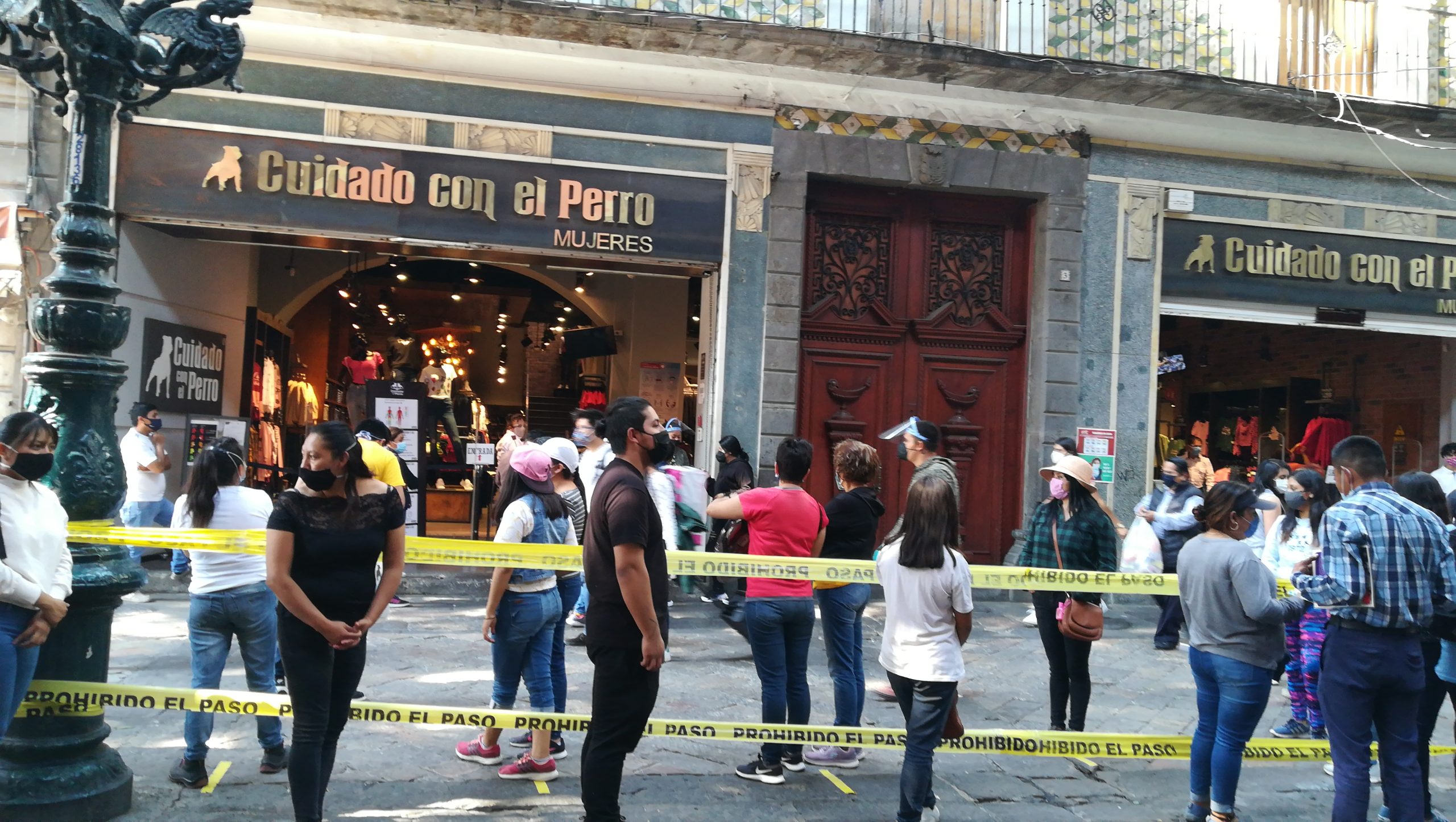 Video desde Puebla: Ciudadanos hacen largas filas para comprar en comercios del Centro Histórico