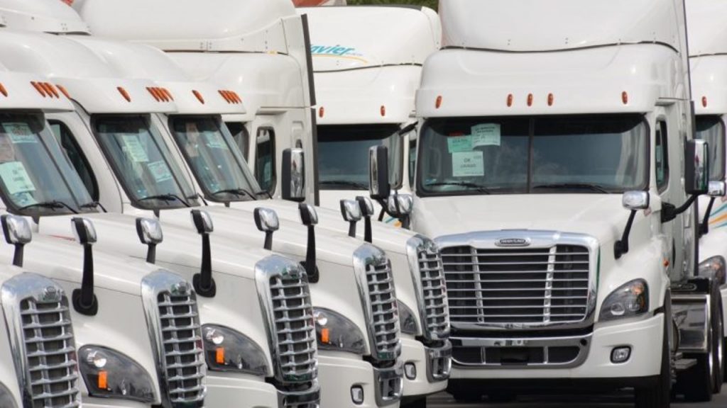 En el mercado nacional se vendieron 2 553 unidades al menudeo y 2 391 unidades al mayoreo