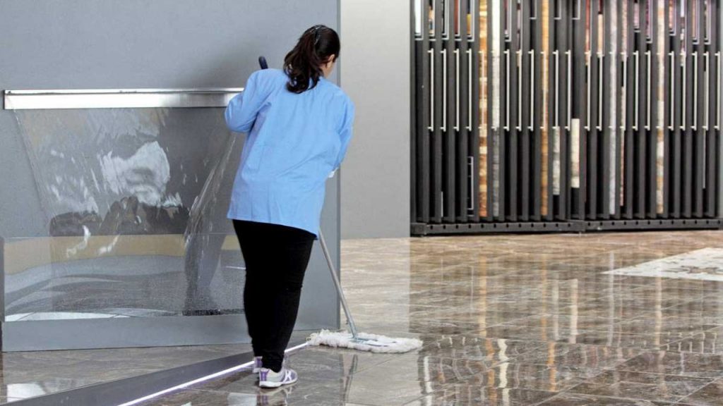 Los salarios bajan durante la crisis del COVID-19, en especial los de las mujeres