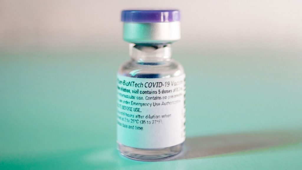 La OMS asegura 2000 millones de vacunas contra el COVID-19 para el mecanismo COVAX: “se avista el final de la pandemia”