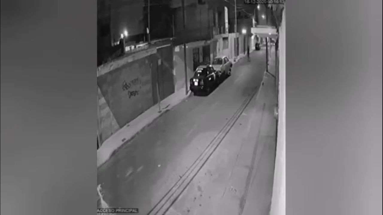 Video desde Puebla: Cámara de videovigilancia logró captar el momento en que dos delincuentes se robaron un taxi