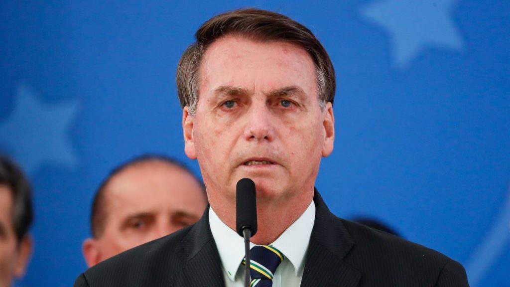 Bolsonaro dice que gobierno ofrecerá vacuna gratuita y no obligatoria