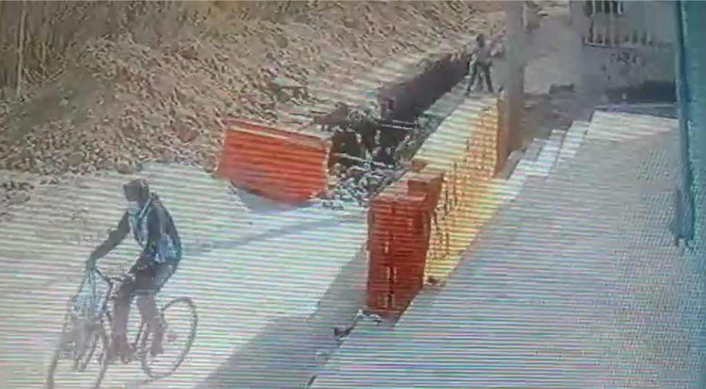 Hombre cae en zanja abandonada en Amozoc