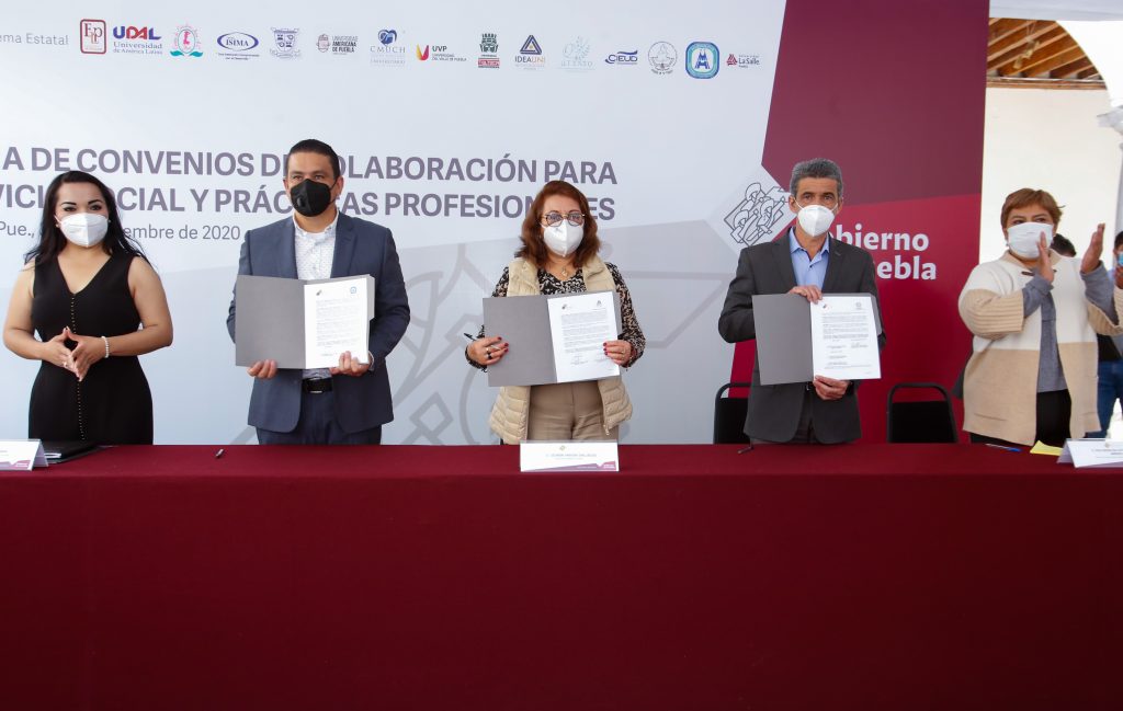 Signa SEDIF convenios de servicio social con 15 universidades