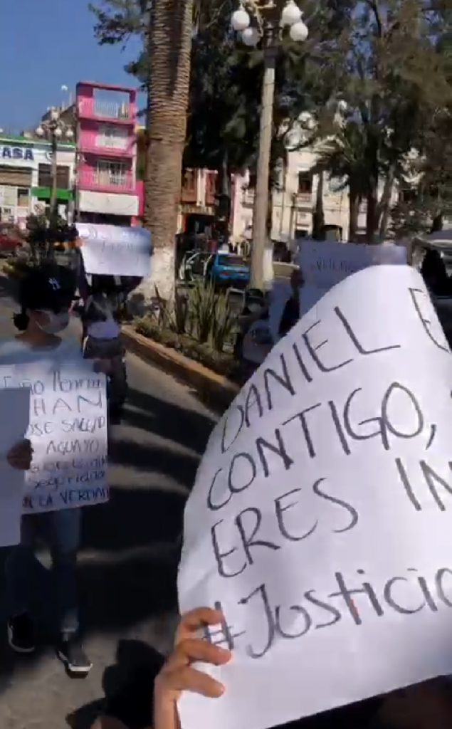 Familiares de jóvenes golpeados por policías en Libres se manifiestan para pedir justicia