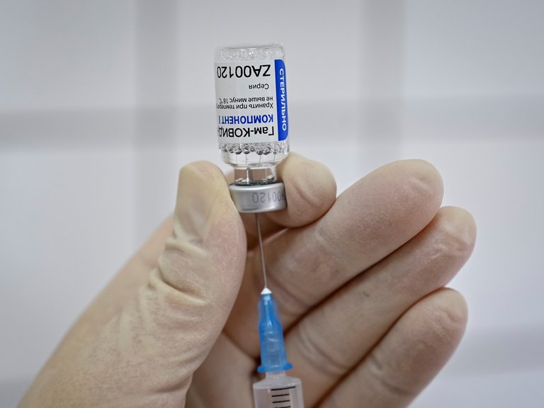 Las vacunas de AstraZeneca y Sputnik V combinadas podrían generar una inmunidad de 2 años
