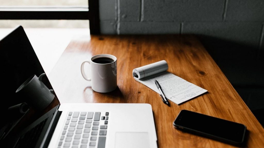 Senado aprueba que empresas paguen luz e internet por home office