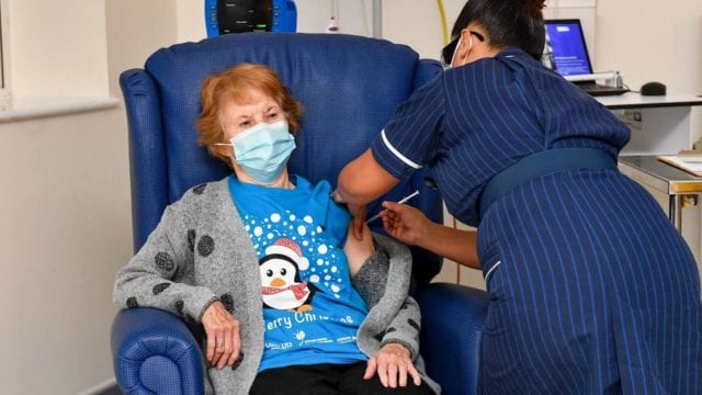 Una mujer de 90 años, la primera vacunada en Reino Unido