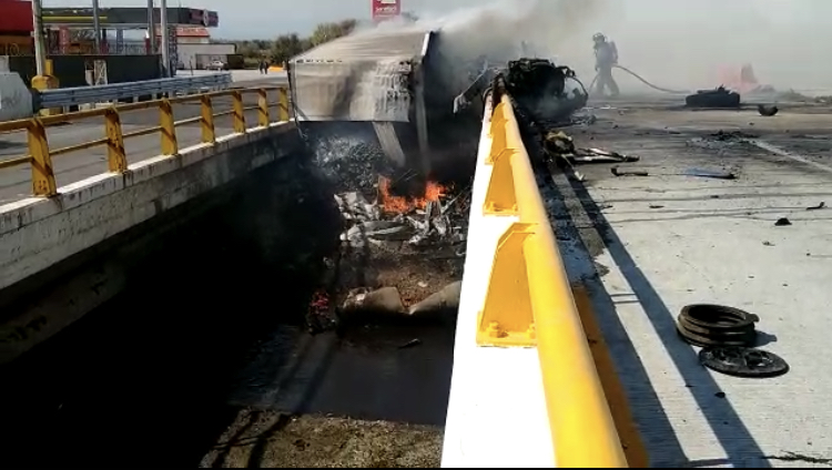 Se incendia tráiler cerca de gasolinera en tramo Xalmimilulco, en la México-Puebla