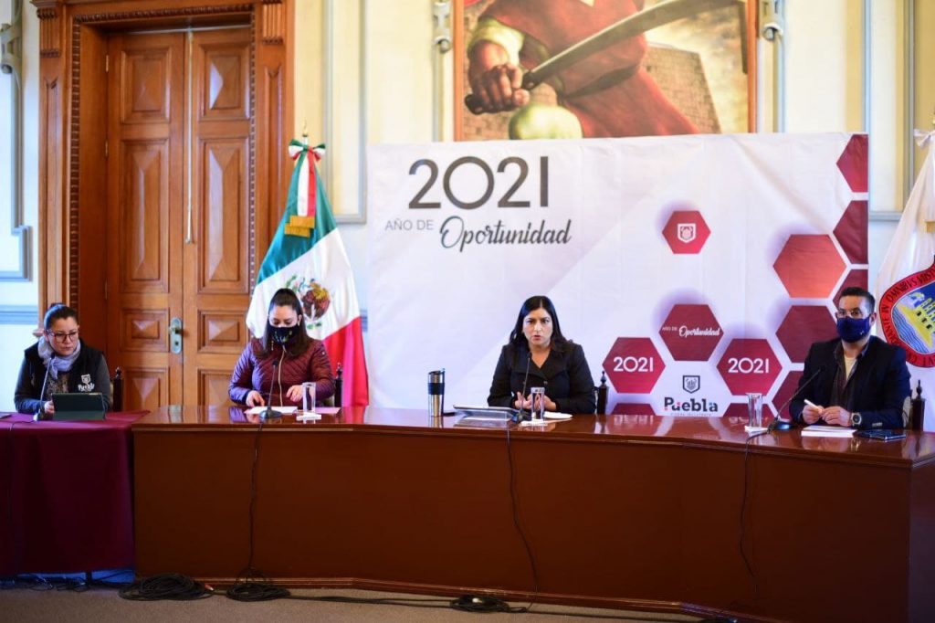 Video desde Puebla: Gobierno de la Ciudad entrega apoyos funerarios y relleno de tanques de oxígeno por emergencia sanitaria