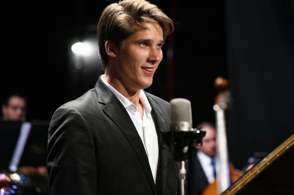 Vladimir Petrov gana primer lugar en concurso internacional