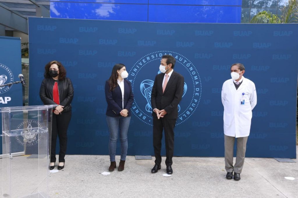 Ayuntamiento de Puebla dona ambulancia a la BUAP para fortalecer atención de la salud