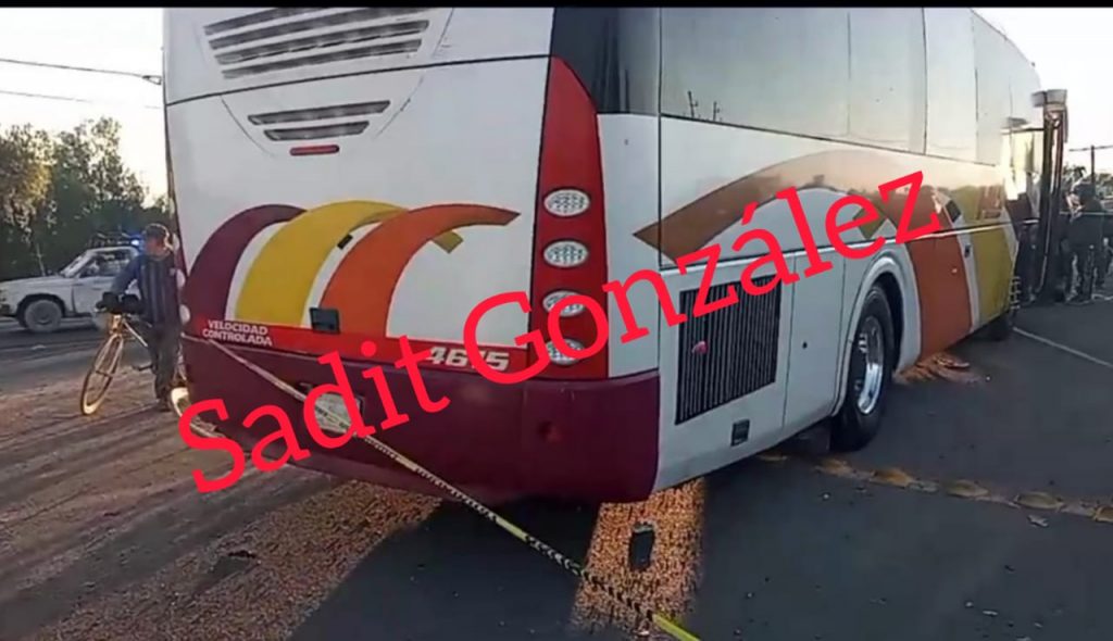 Autobus AU atropella y mata a un cargador de la Central de Abastos de Huixcolot