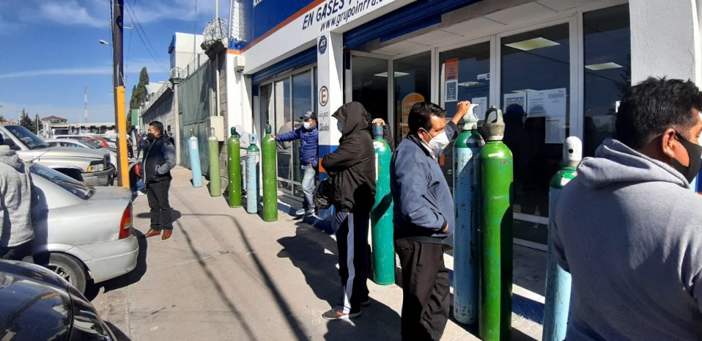 Video desde Puebla: La gente hace largas filas desde la madrugada para conseguir tanques de oxígeno