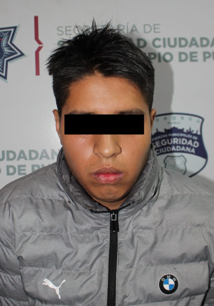 Detuvo Policía Municipal de Puebla a dos hombres por robo a tienda Oxxo.
