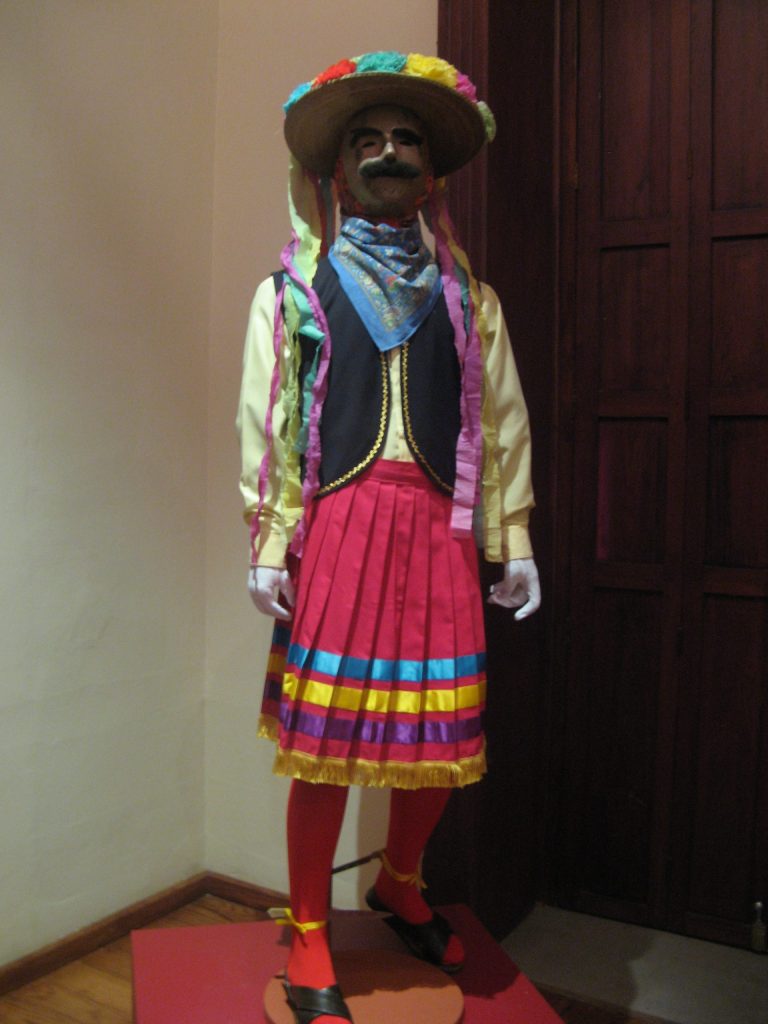 Danza de los cuchillos en el Museo Nacional de la Máscara