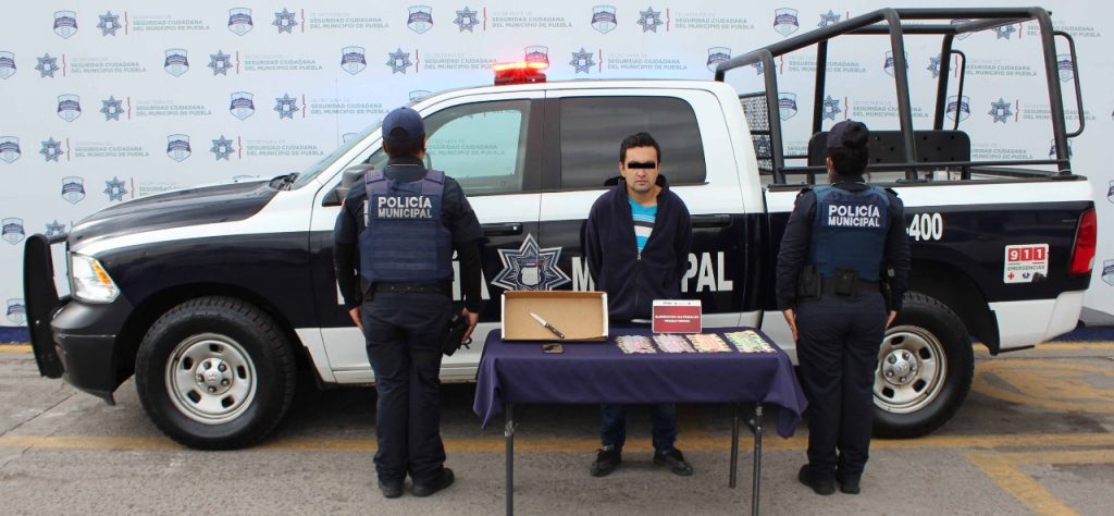 Detuvo policía municipal de Puebla al “Patiño”, identificado como probable multiasaltante de tiendas Oxxo.