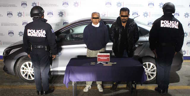 Ubicó y detuvo policía municipal de Puebla a dos hombres por robo a sucursal de farmacias Guadalajara