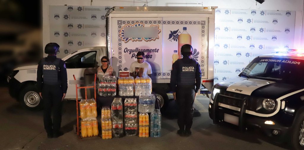 Recuperó Policía Municipal de Puebla un vehículo y mercancía diversa con reporte de robo; una pareja fue detenida.
