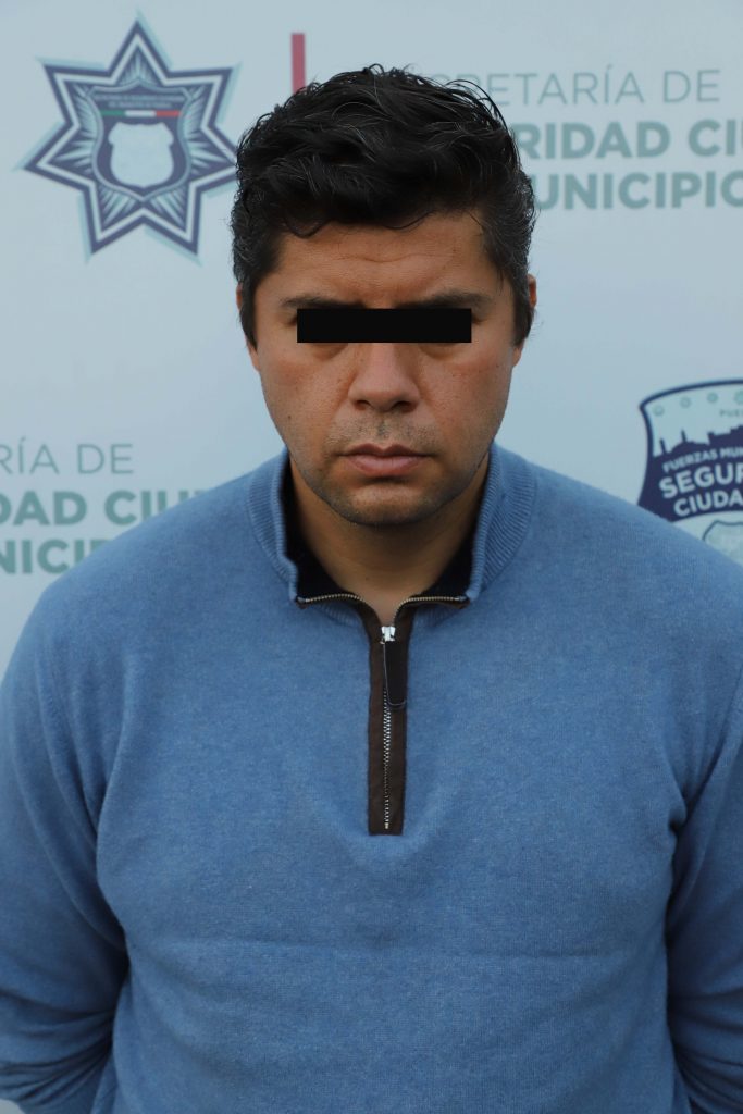 Oportunamente, detuvo grupo rocas de la policía municipal de Puebla a tres hombres por portación ilegal  de arma de fuego.