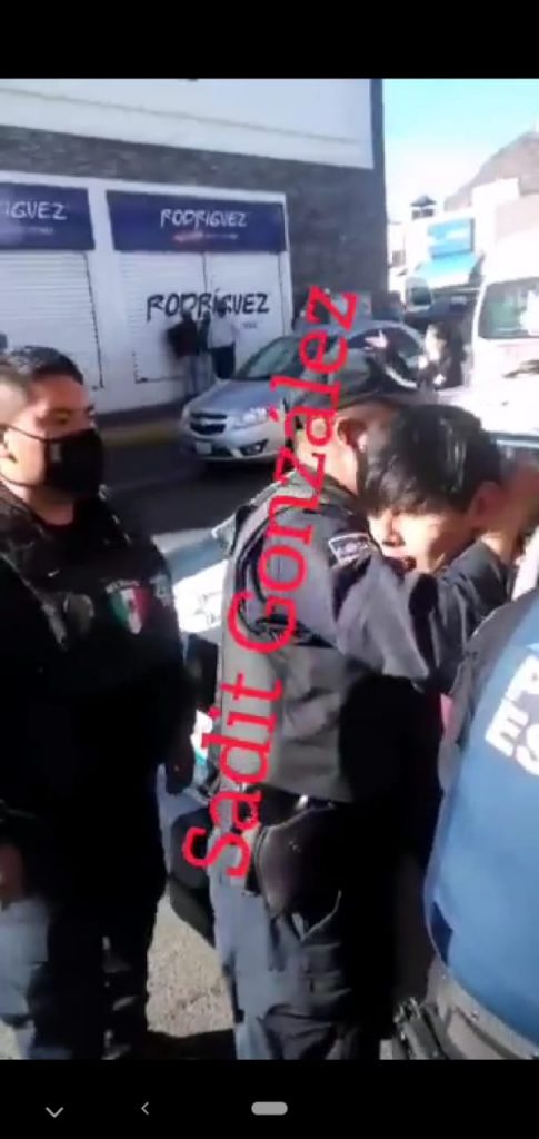 Video desde Puebla: Policías de Atlixco detienen con violencia a joven por no llevar cubreboca