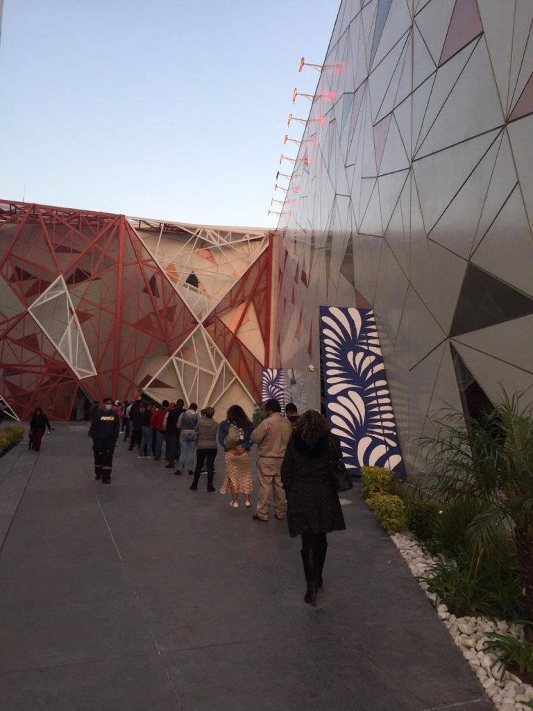 Reyes Magos hacen largas filas en el Centro Expositor de la zona de Los Fuertes para comprar juguetes