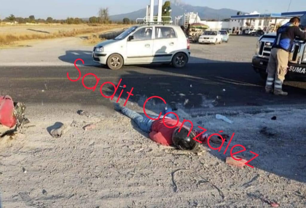 Hombre fallece y su compañera quedó gravemente herida tras estrellarse contra un camión en la carretera Amozoc – Nautla