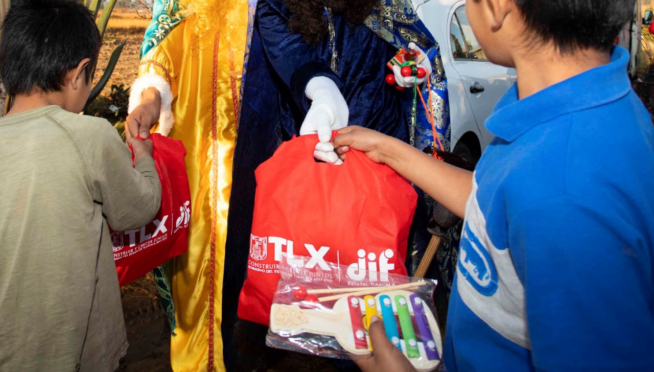 DIF estatal y “Supérate” entregan juguetes a niños de diversos municipios