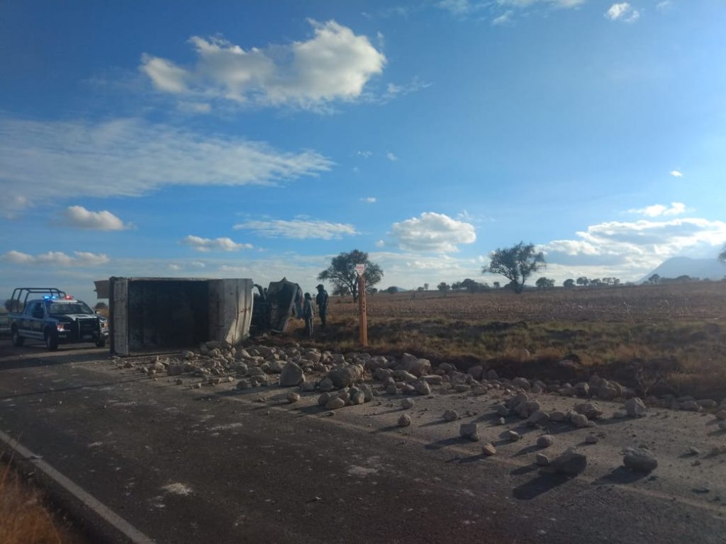 Falla mecánica provoca volcadura en Grajales