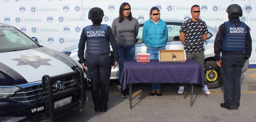 Recuperó policía municipal de Puebla un vehículo robado; hay tres personas detenidas