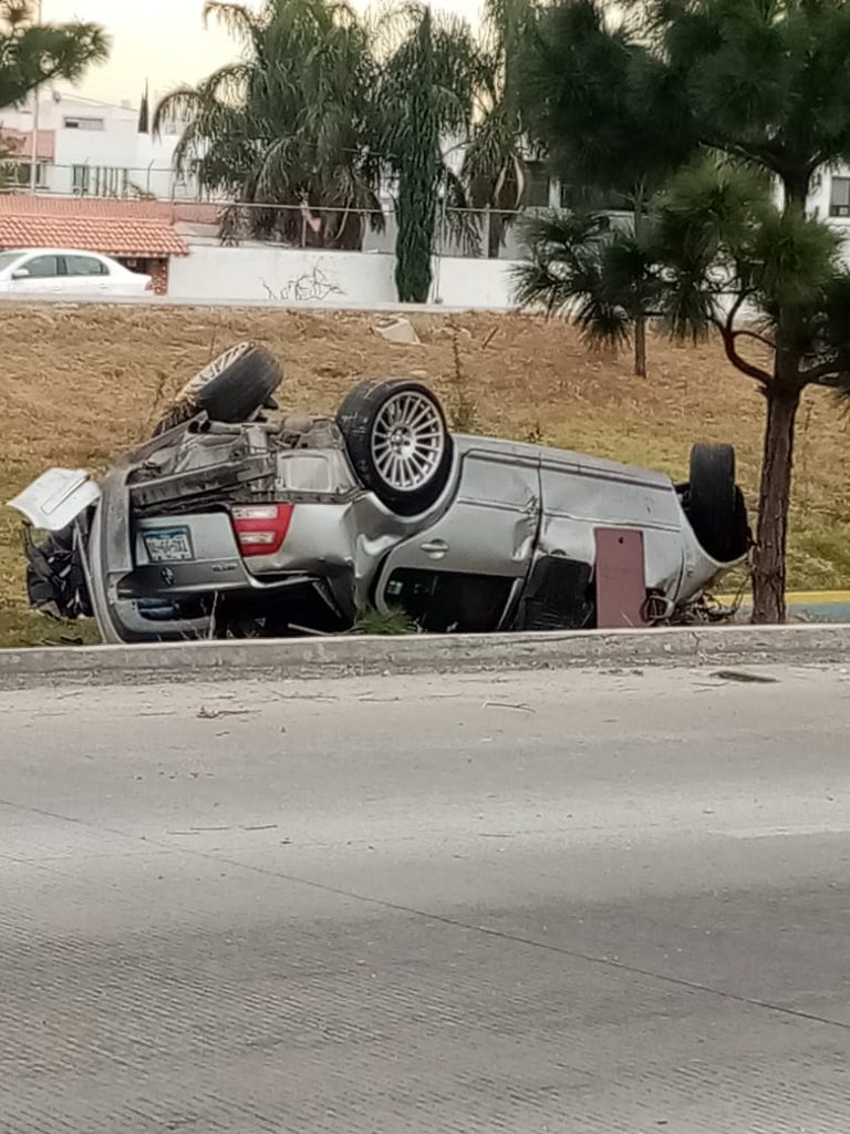 Hombre muerto y su acompañante lesionada en volcadura en el periférico ecológico