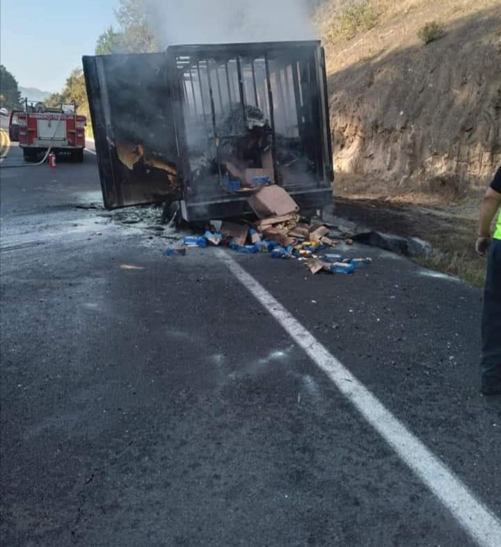 Se quema camioneta de Bimbo en la Teziutlán-Virreyes