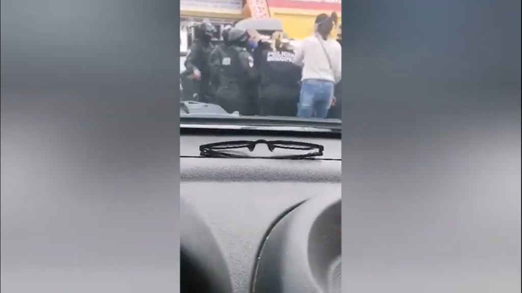 Video desde Puebla: Reportan abuso de autoridad de la policía municipal de Coronango; ahora sometieron a una mujer que no quiso dar mordida