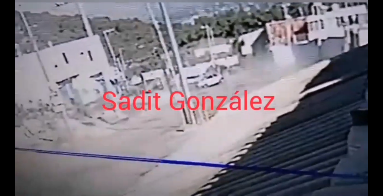 Video desde Puebla: Cámara de videovigilancia captó el momento de un aparatoso accidente en Clavijero que dejó una persona prensada