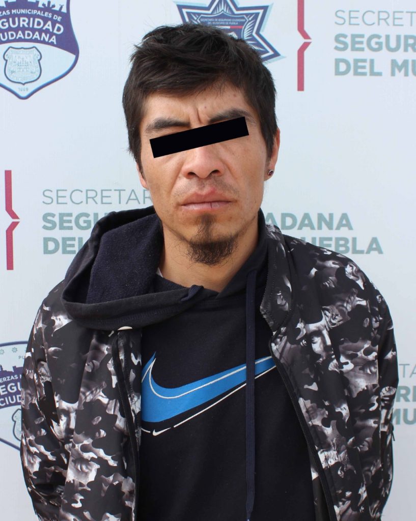 Detuvo unidad canina de la policía municipal de Puebla a hombre en posesión de 50 dosis de posible droga.