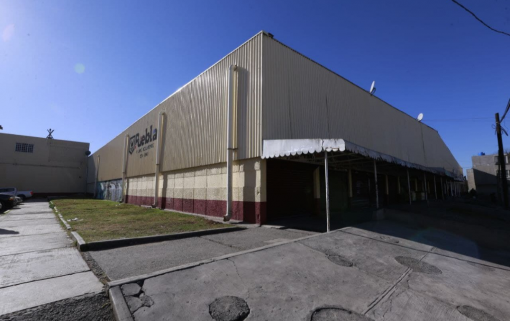 Presidenta municipal, Claudia Rivera y el titular de Gobernación, René Sánchez supervisaron el mantenimiento y rehabilitación de los mercados